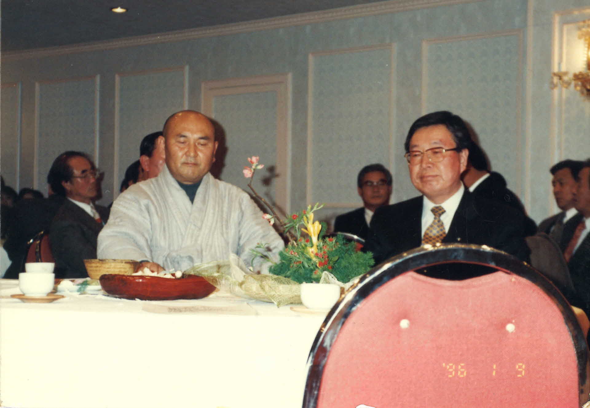 96 새해맞이 어울림 행사-테이블, 스님, 눈감음