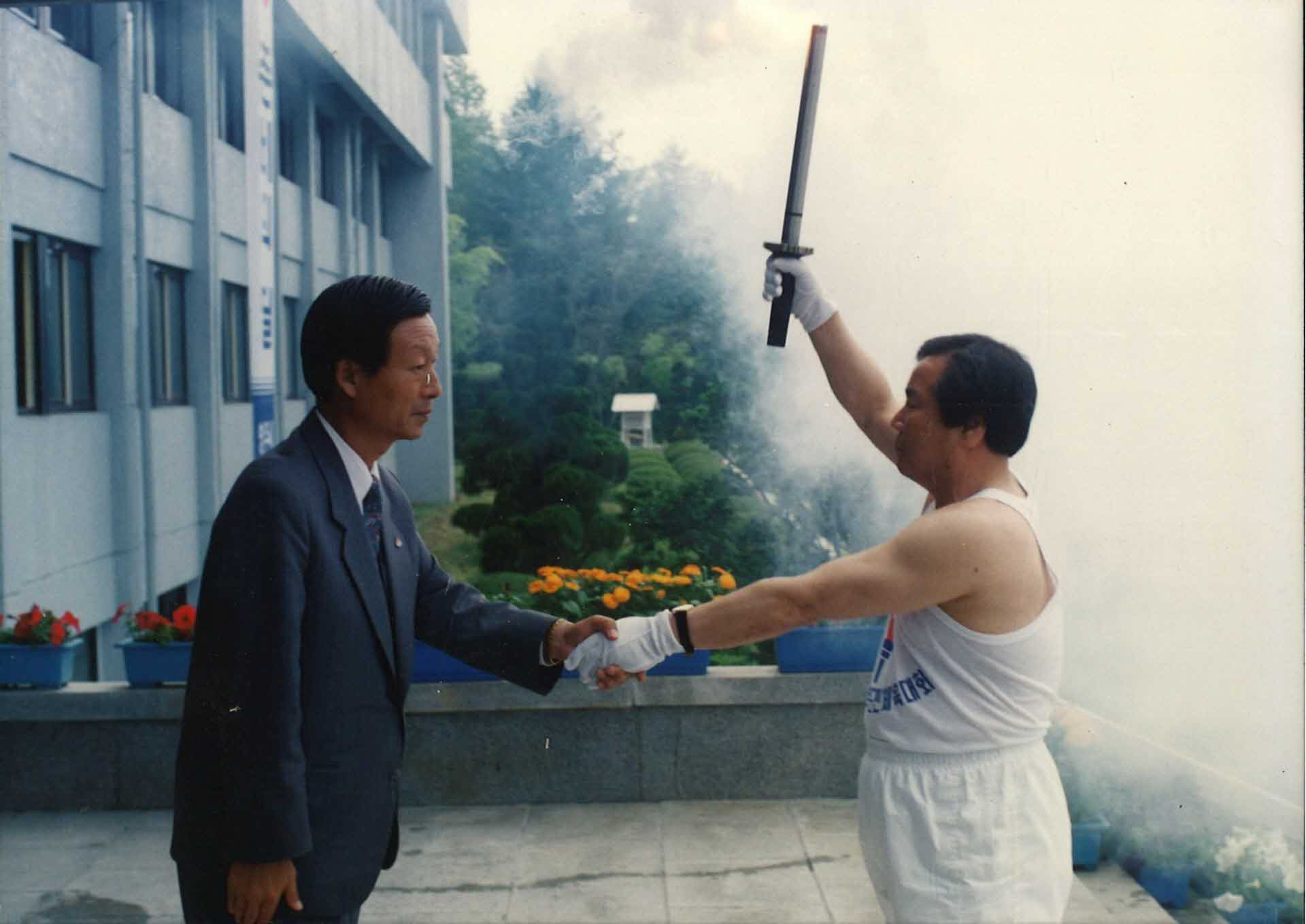 32회 경북도민체전 성화봉송사진-악수