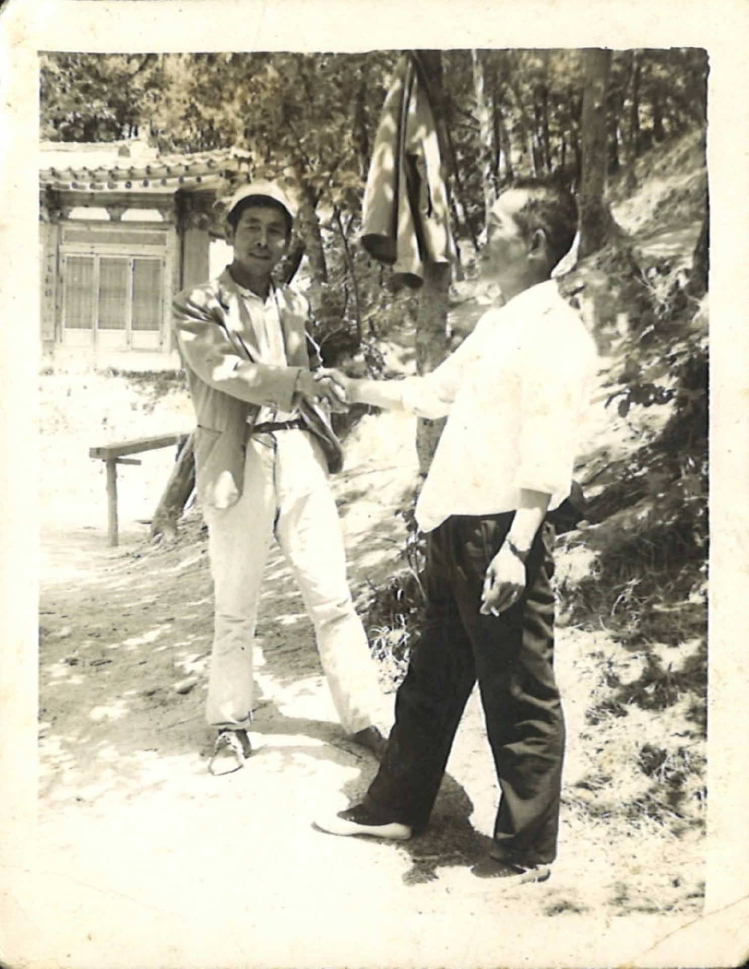 1924년생 김석규와 친구 사진 (절 앞에서)