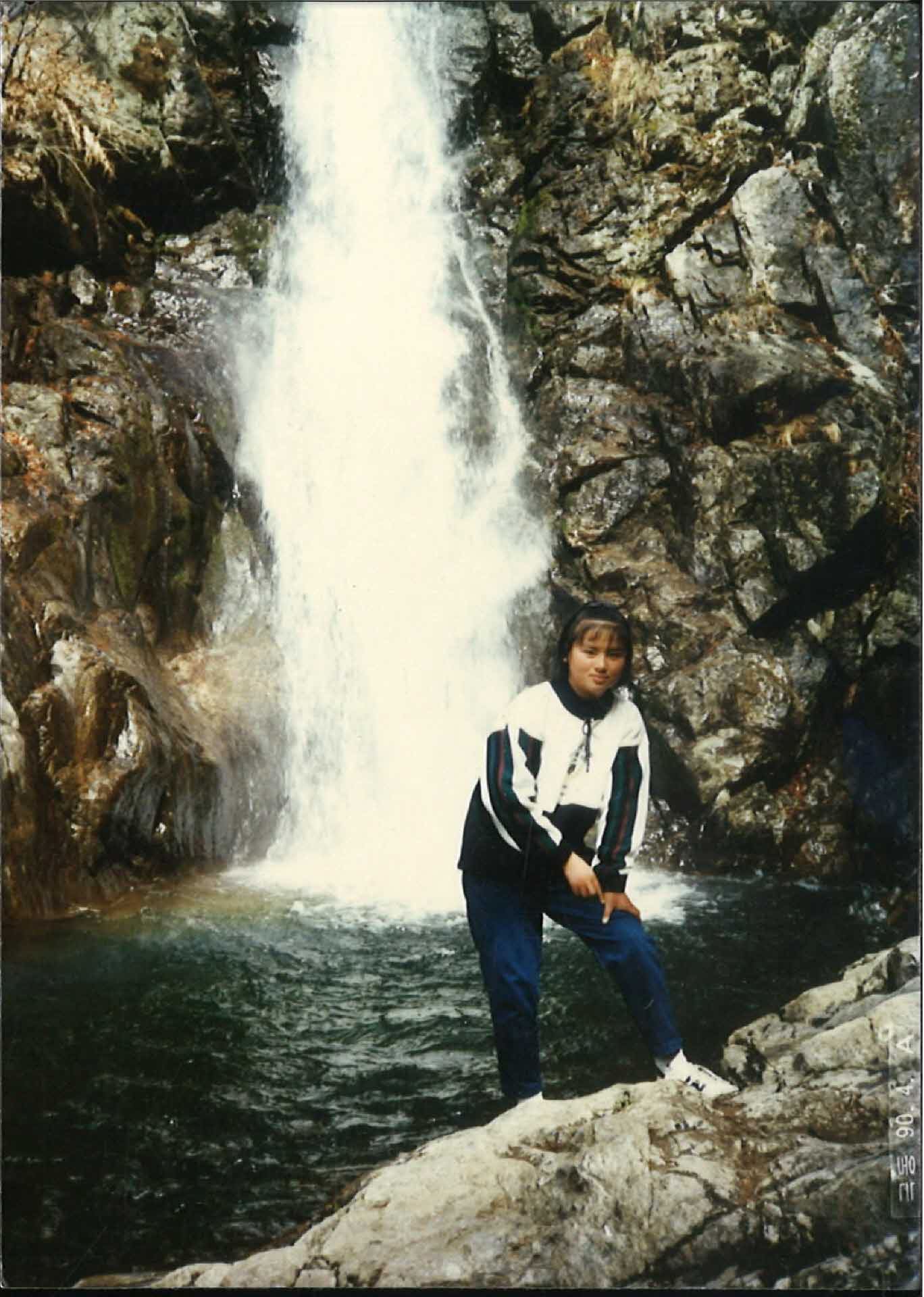 폭포배경-여학생1