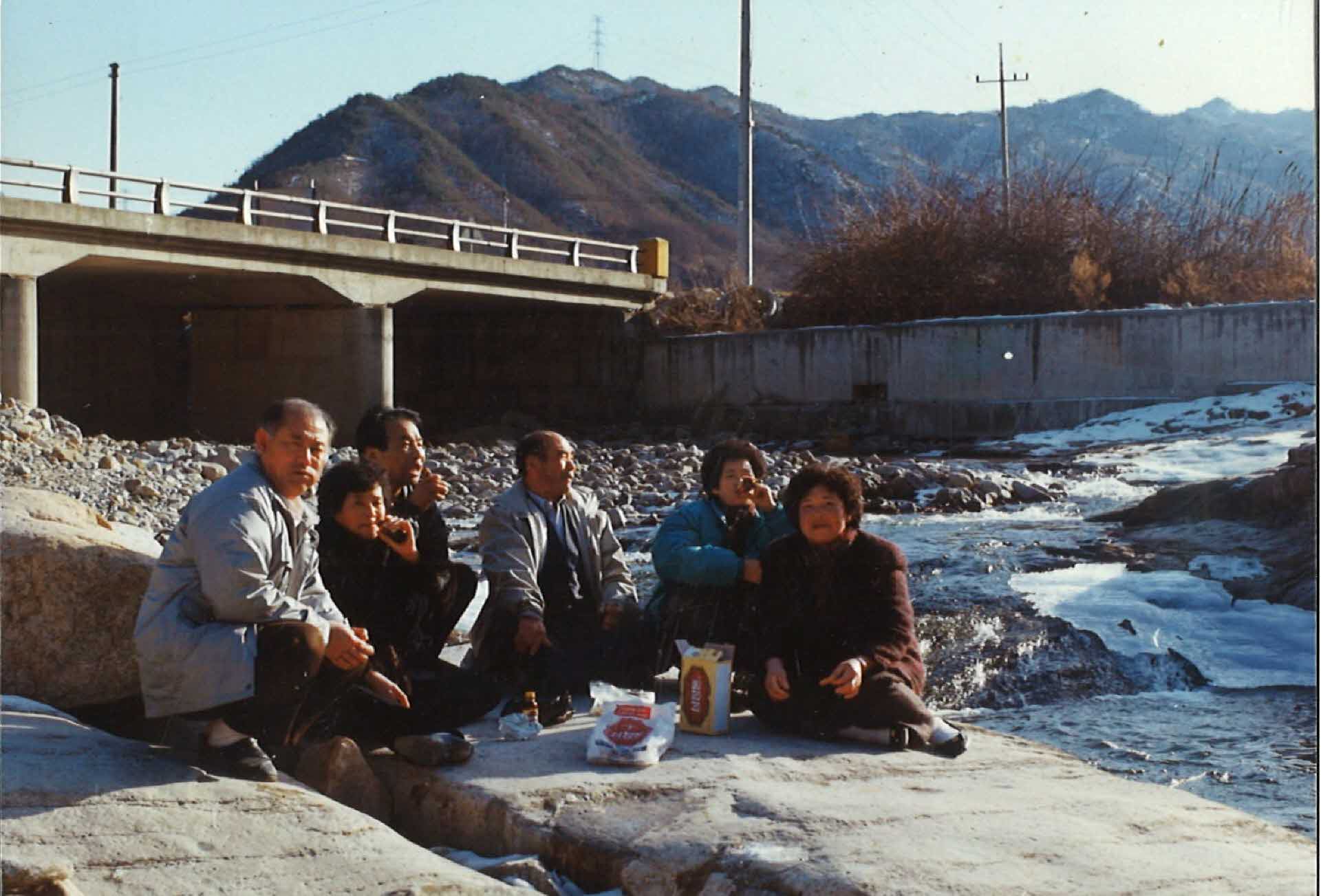 겨울여행-다리앞에서