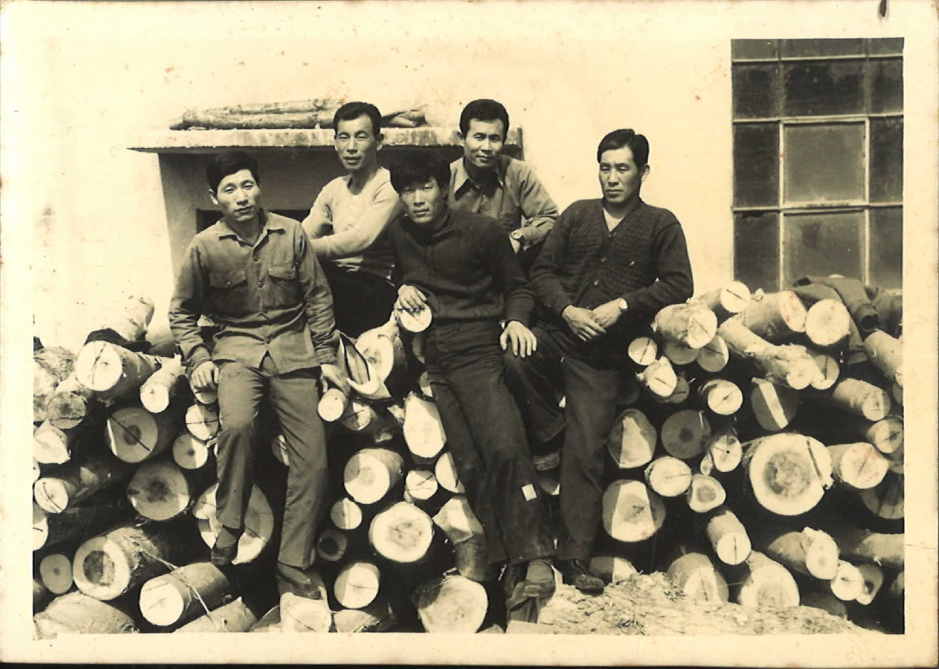 성냥공장 직원 단체사진-통나무, 서서