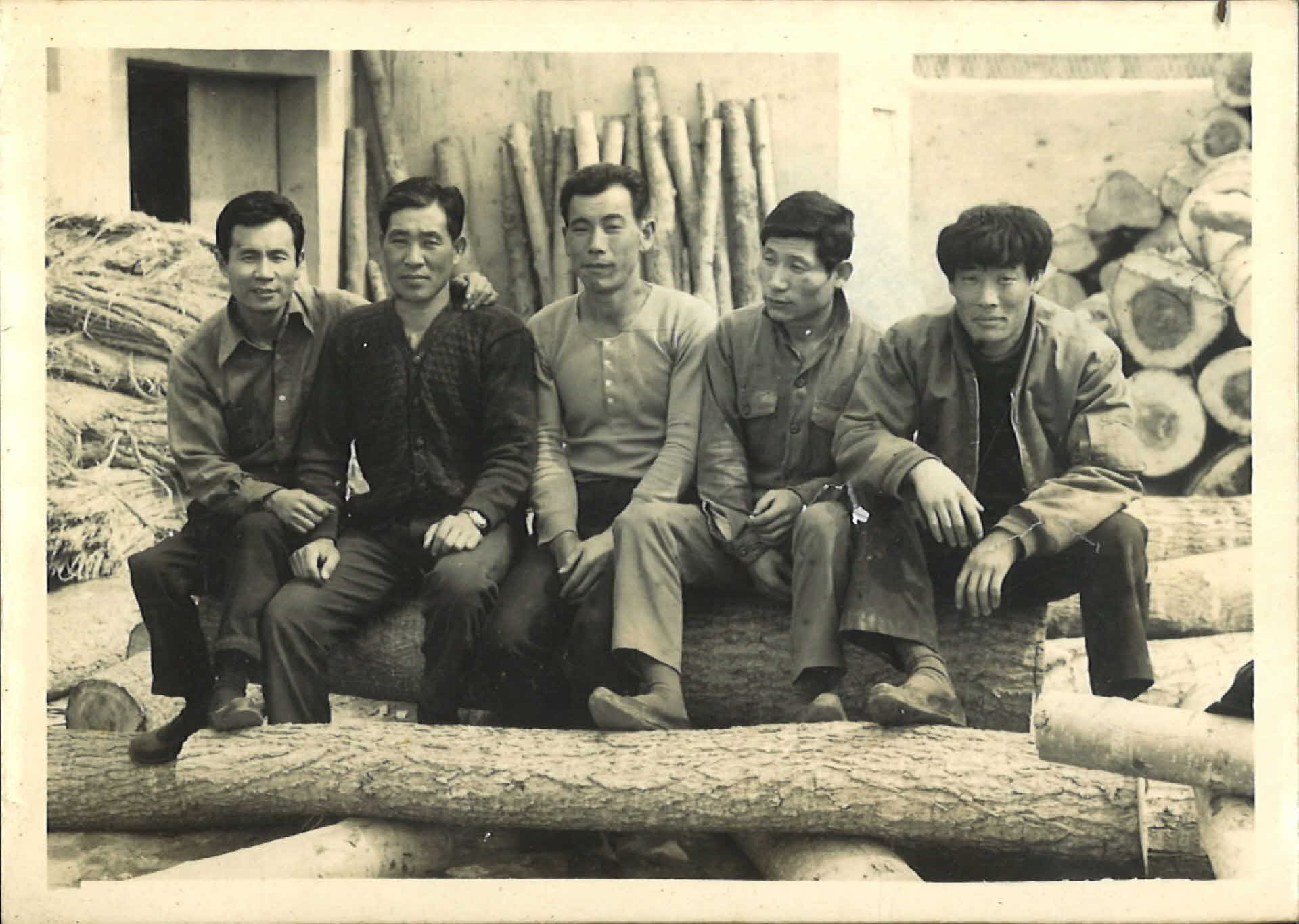 성냥공장 직원 단체사진-통나무, 앉아서