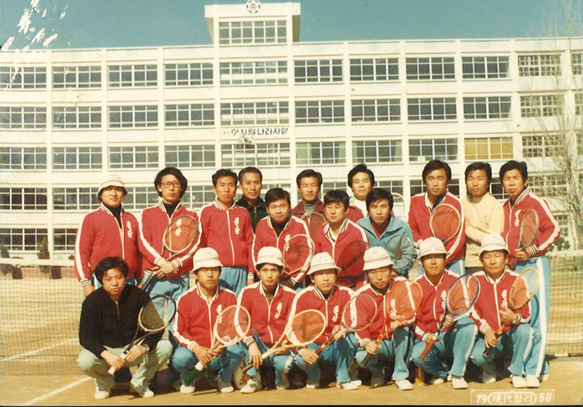 테니스 동호회원으로 추정되는 단체사진