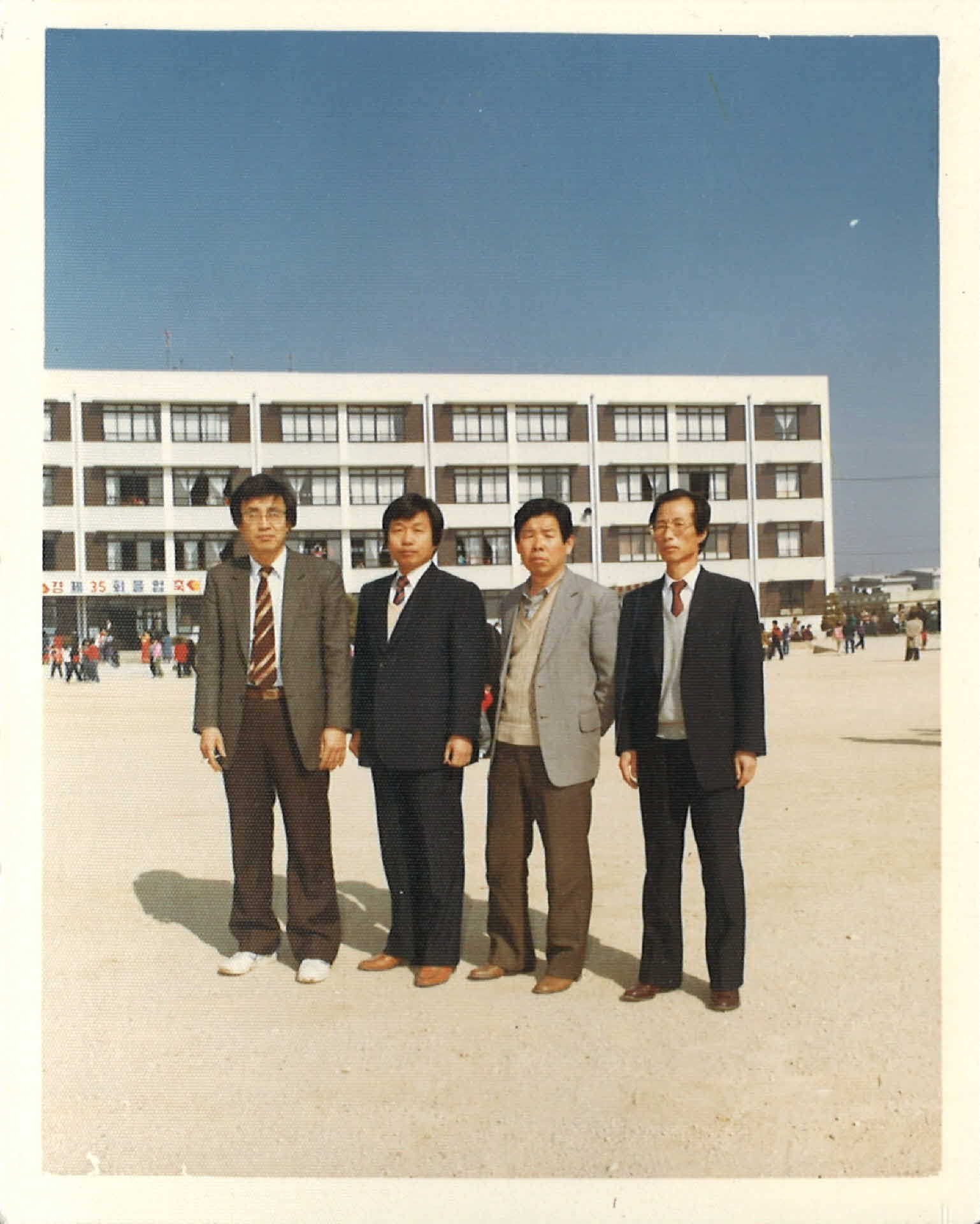 영주여중 운동장에서 남자4명 단체사진