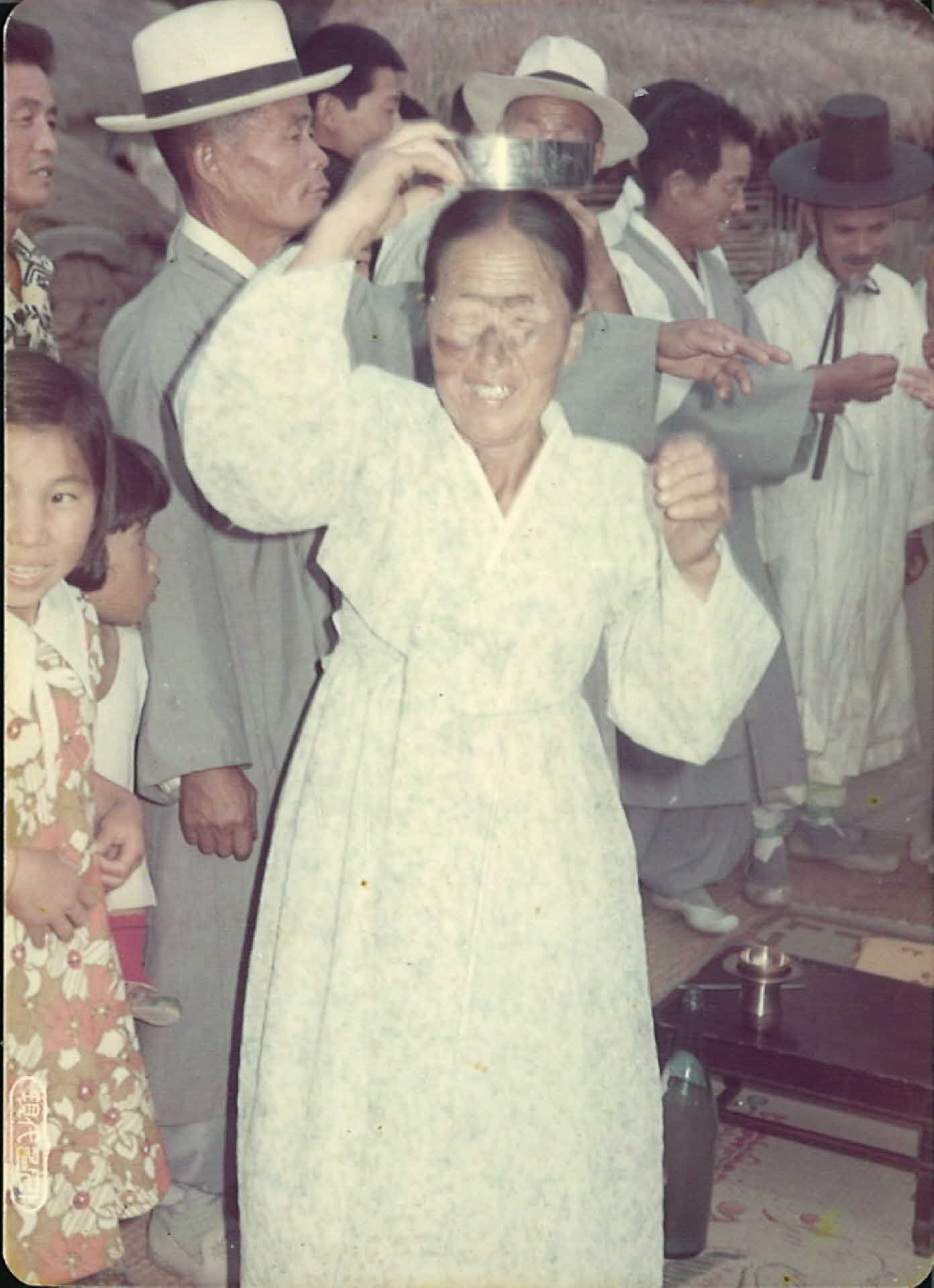 사진 -흰색 한복을 입은 쪽진머리 할머니