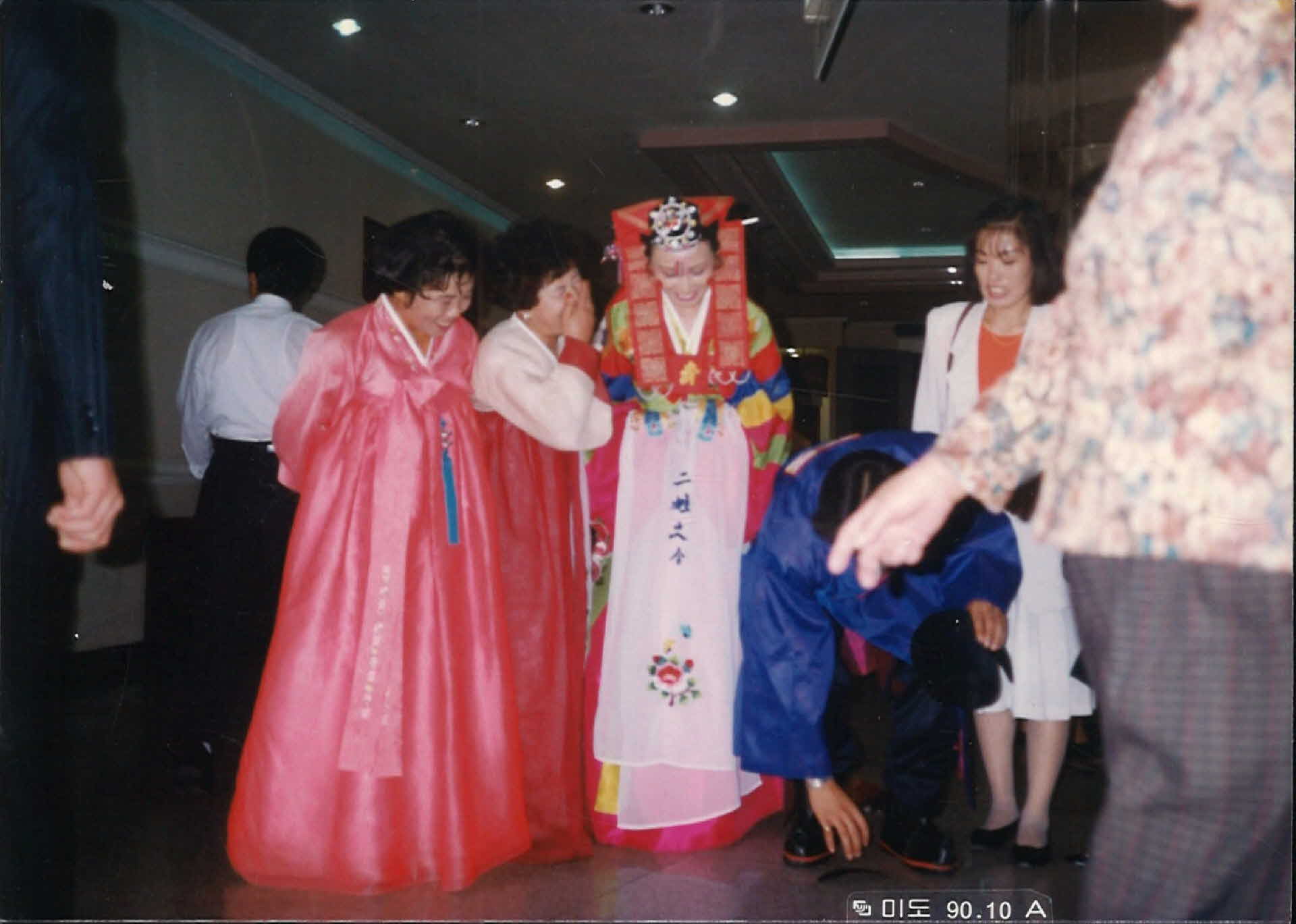 사진 -예식장안의 전통혼례를 기다리는 신부의 사진 (폐백)