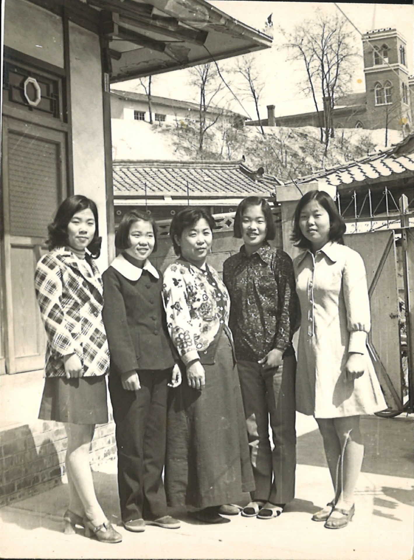 사진 -5명의 여자들이 집안에서 찍은 단체사진