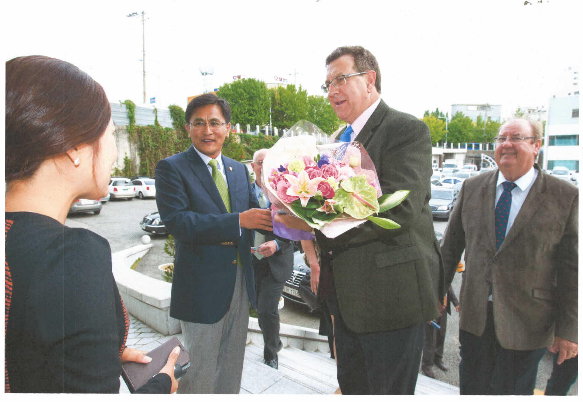 박성만 도의원 외국인 방문객 꽃다발 증정 사진 사본