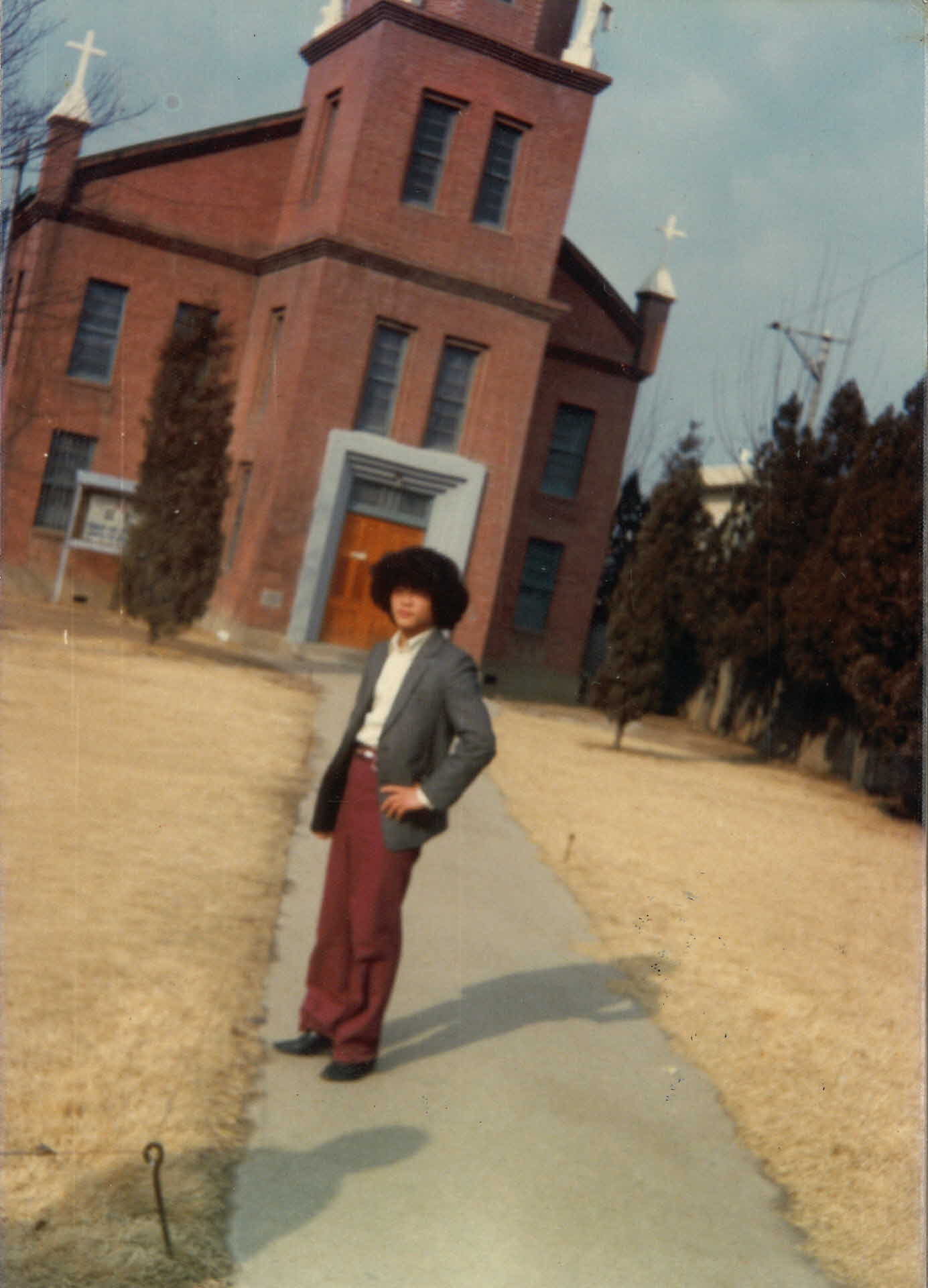 교회앞 청년 사진3